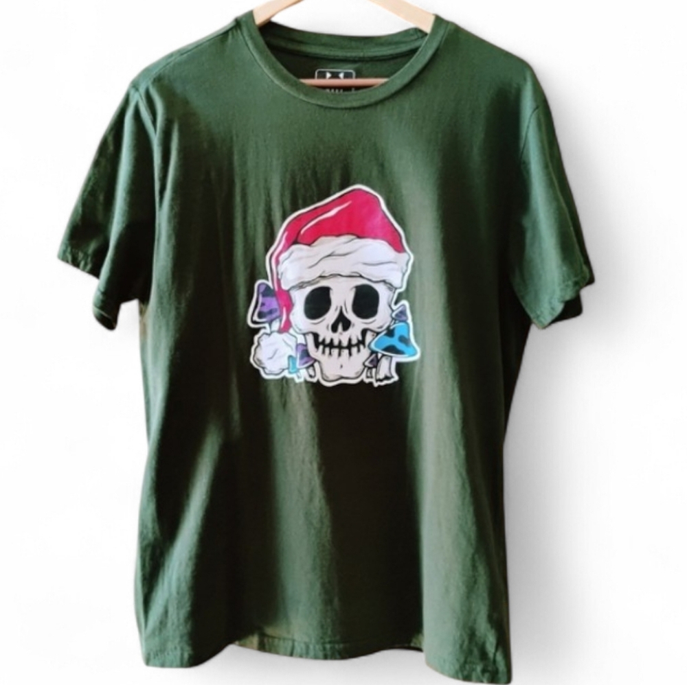 WXYZ Santa Hat Skull Dark Green T-Shirt Sz M